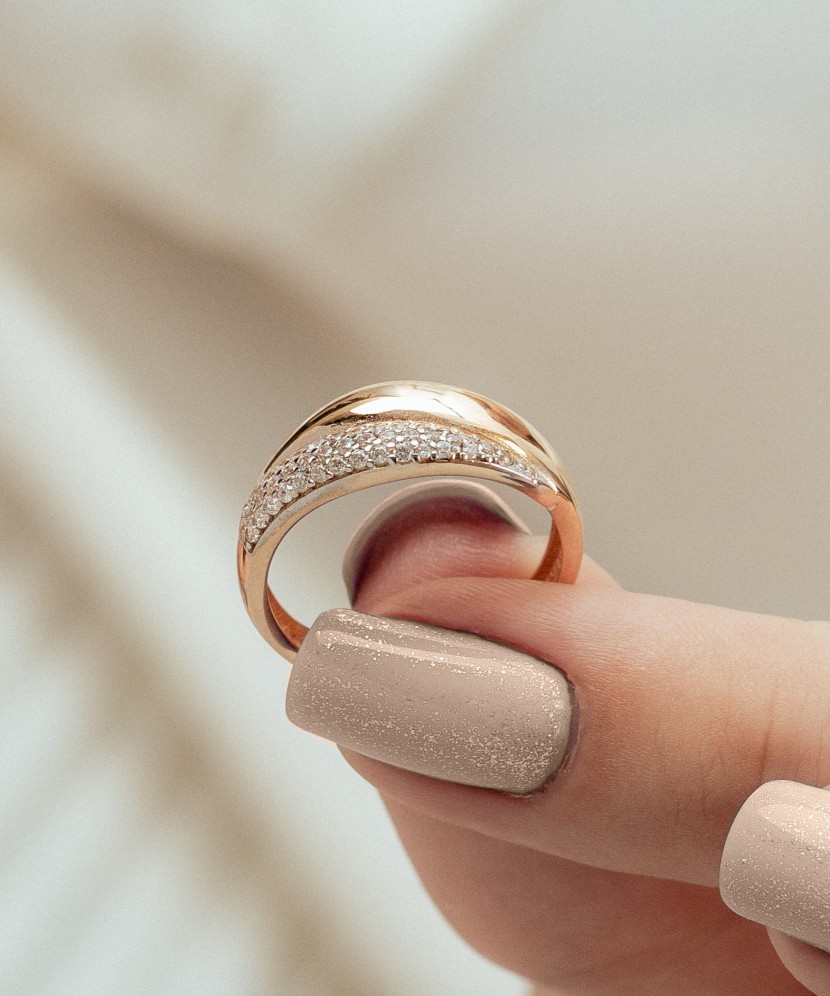 Kuldsõrmus tsirkoonidega