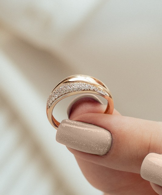 Kuldsõrmus tsirkoonidega