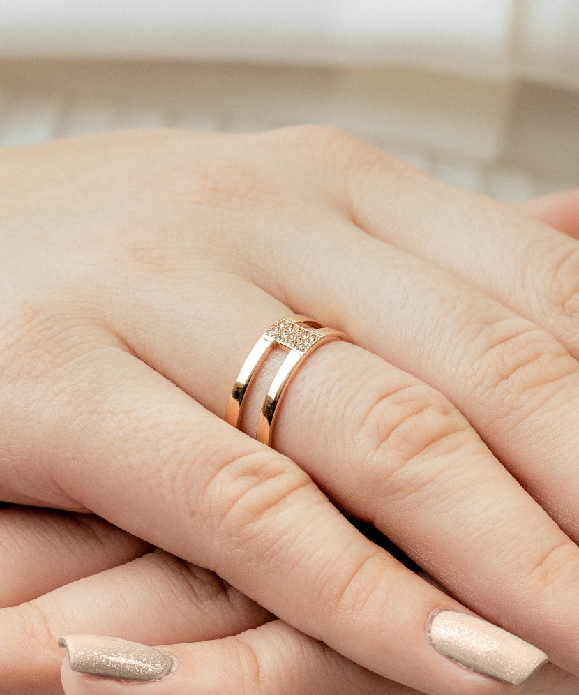 Kuldsõrmus tsirkoonidega