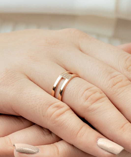 Kuldsõrmus tsirkoonidega