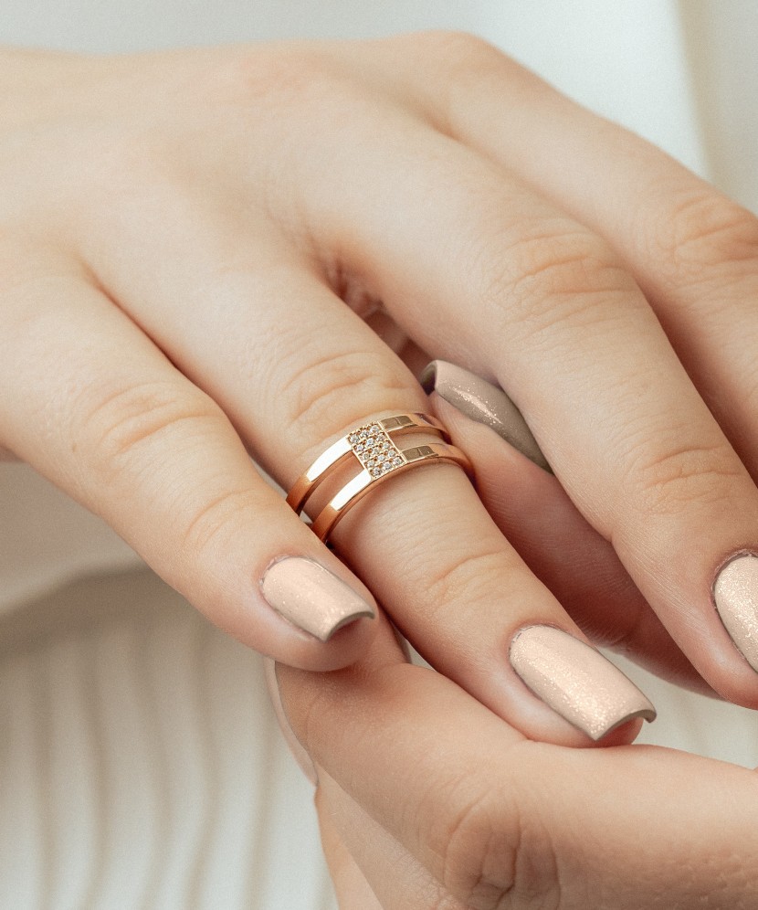 Kuldsõrmus tsirkoonidega