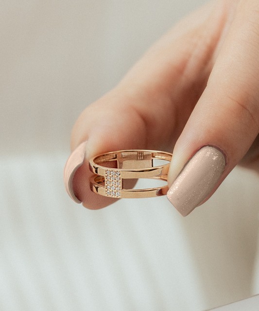 Kuldsõrmus tsirkoonidega