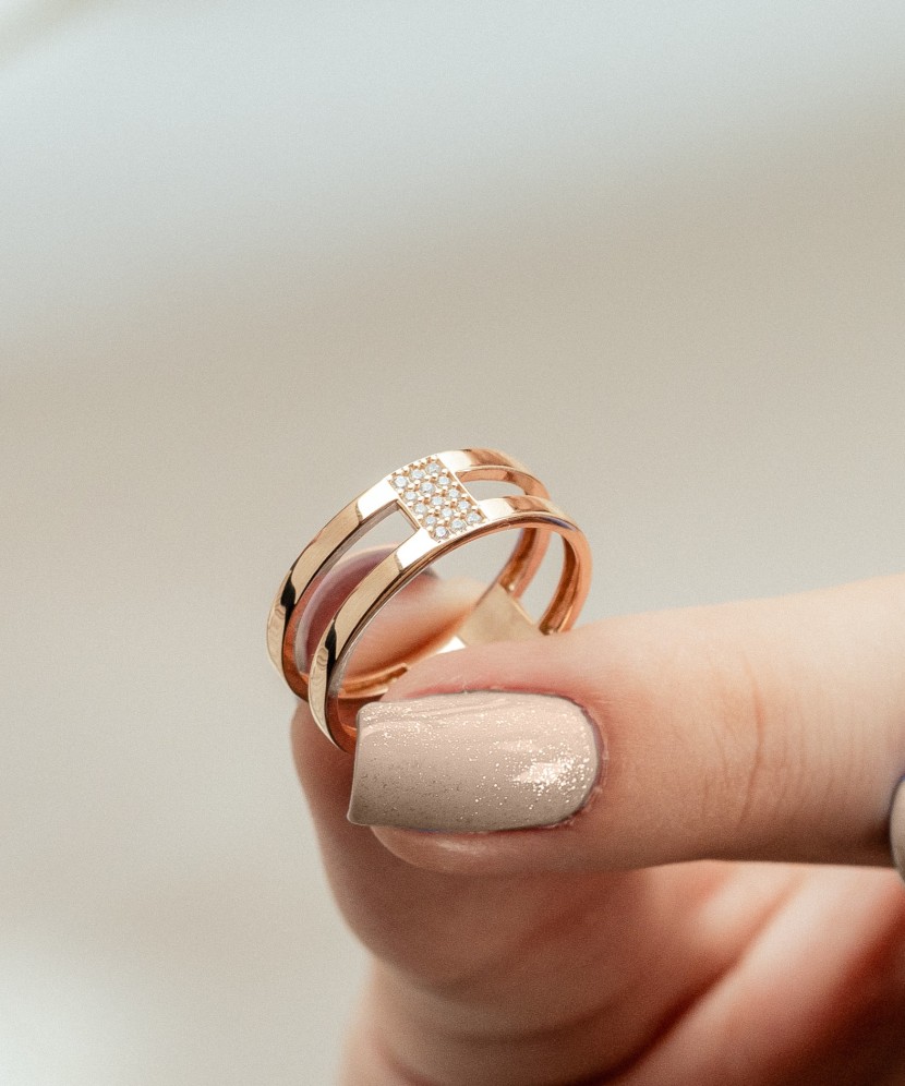 Kuldsõrmus tsirkoonidega