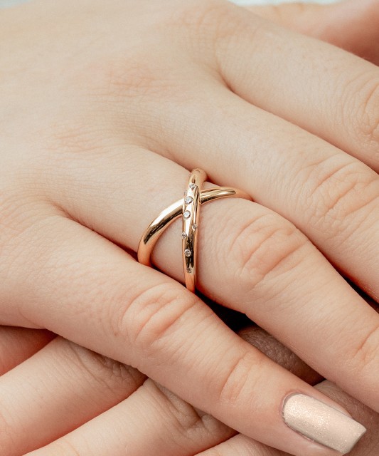 Kuldsõrmus tsirkoonidega