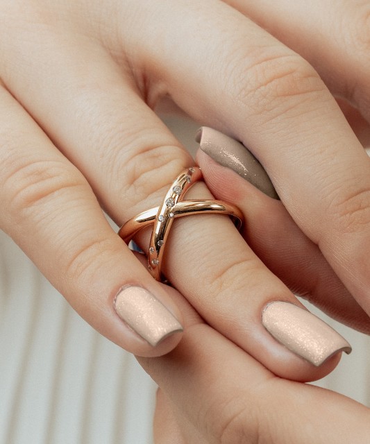 Kuldsõrmus tsirkoonidega