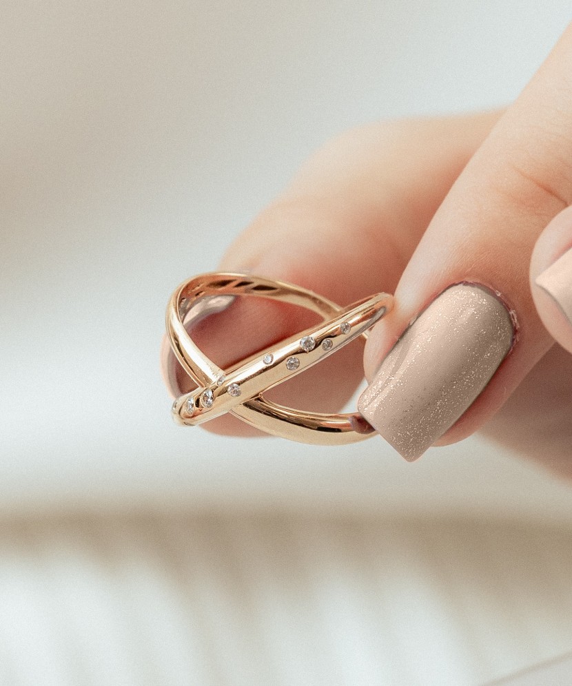 Kuldsõrmus tsirkoonidega