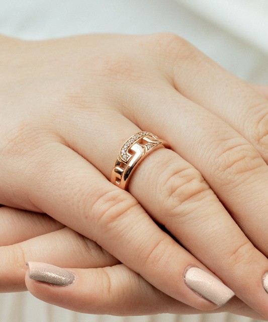 Kuldsõrmus tsirkoonidega