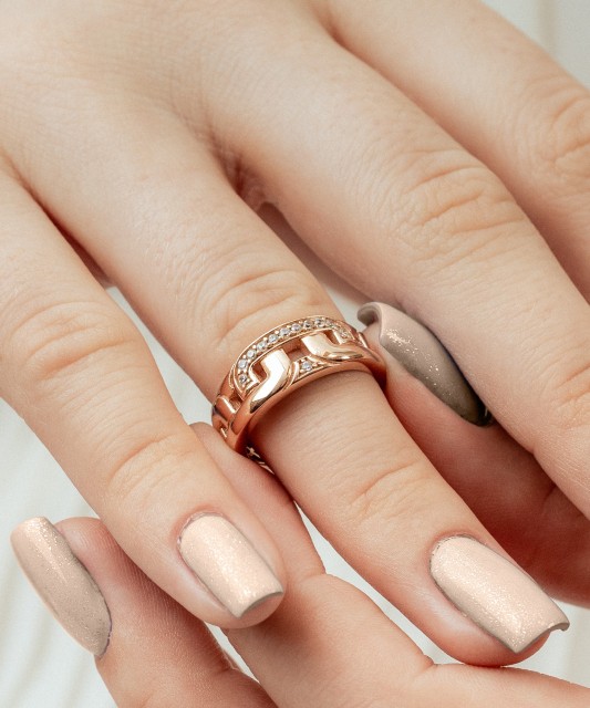 Kuldsõrmus tsirkoonidega