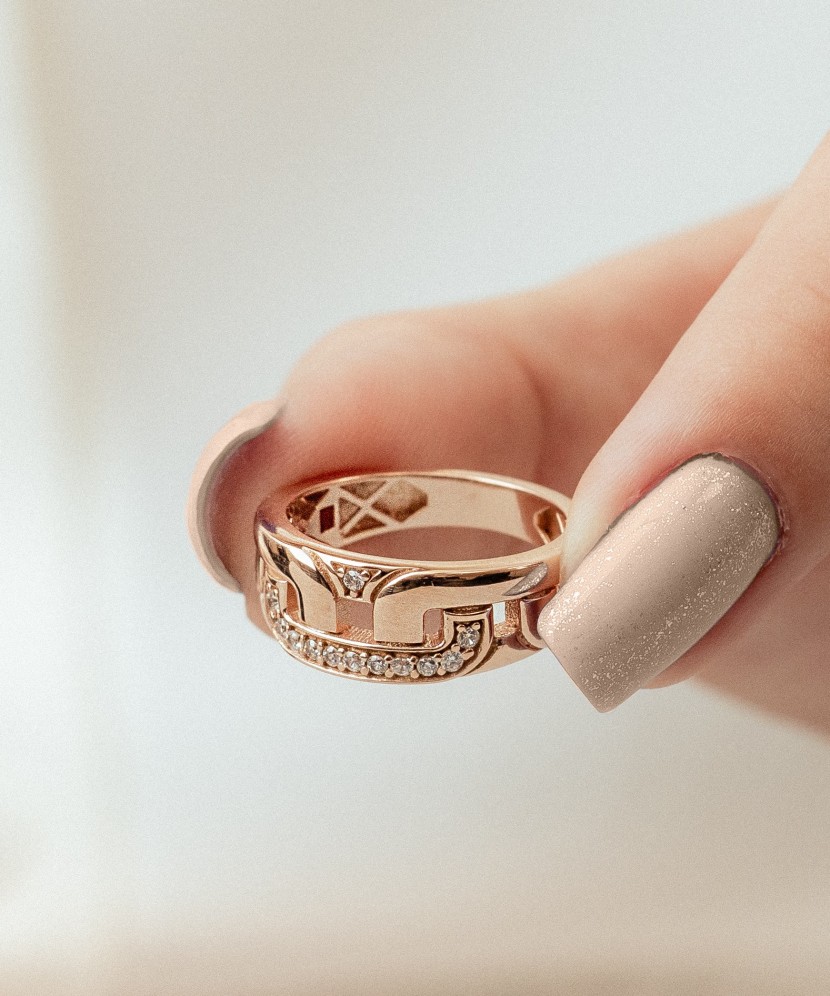 Kuldsõrmus tsirkoonidega