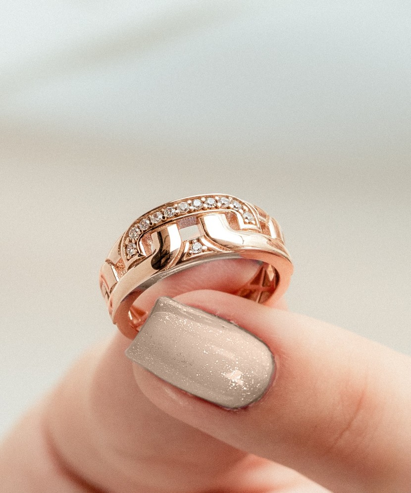 Kuldsõrmus tsirkoonidega