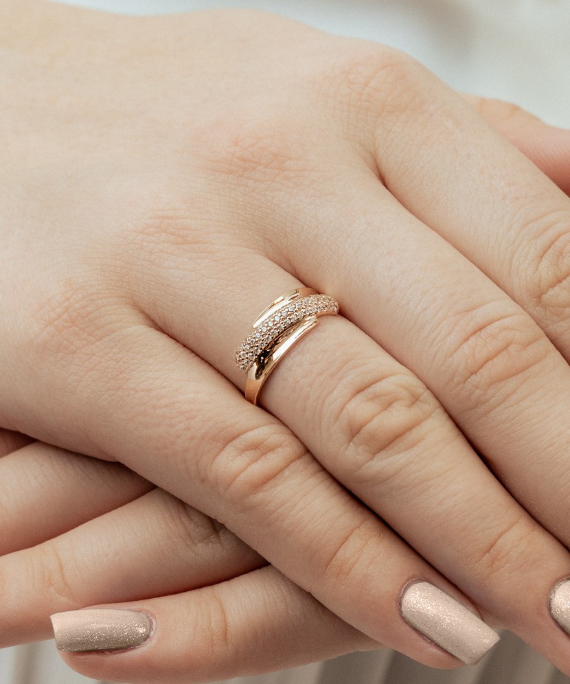 Kuldsõrmus tsirkoonidega