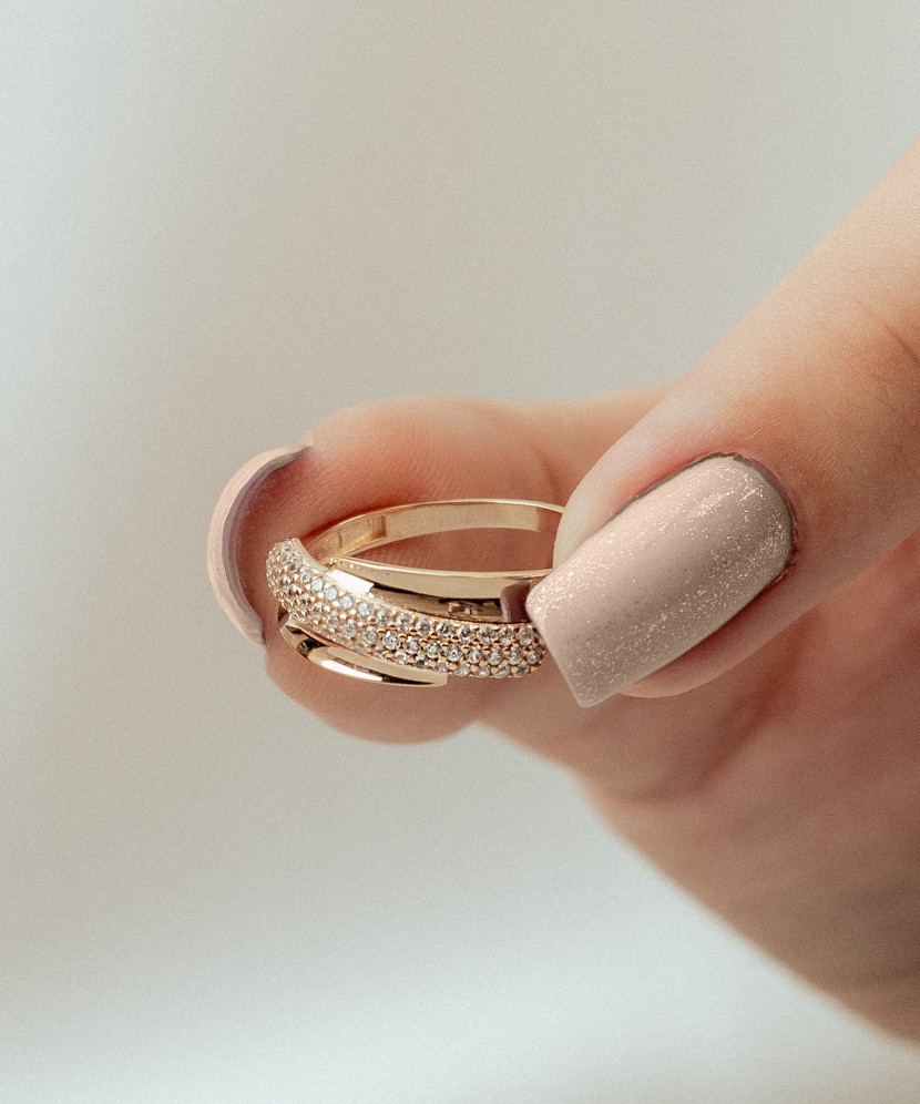 Kuldsõrmus tsirkoonidega