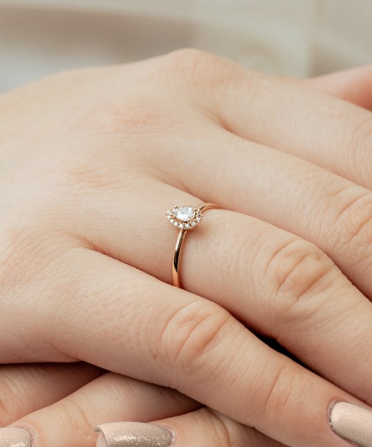 Kuldsõrmus tsirkoonidega