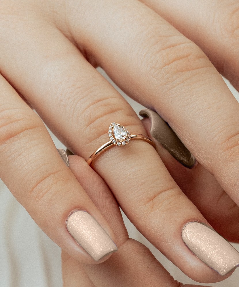 Kuldsõrmus tsirkoonidega