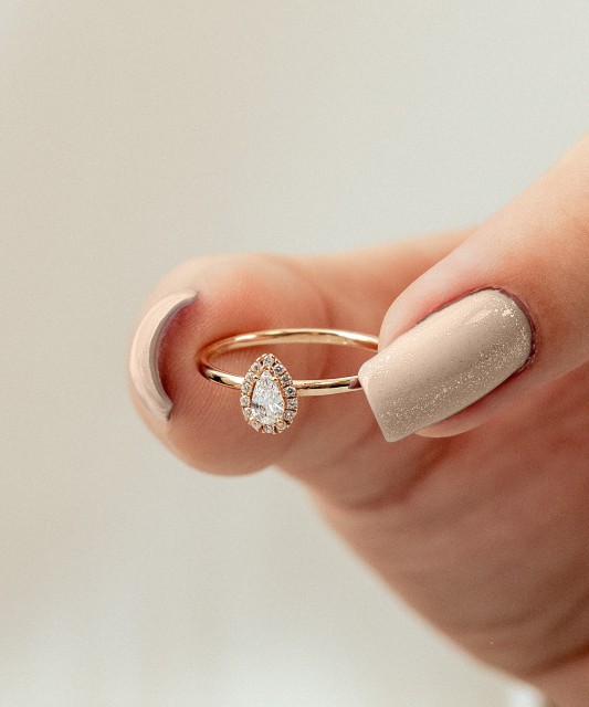 Золотое кольцо с цирконами