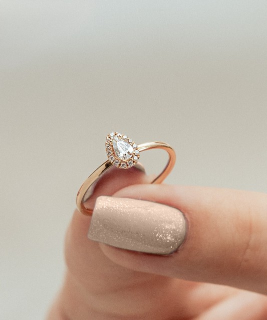 Kuldsõrmus tsirkoonidega