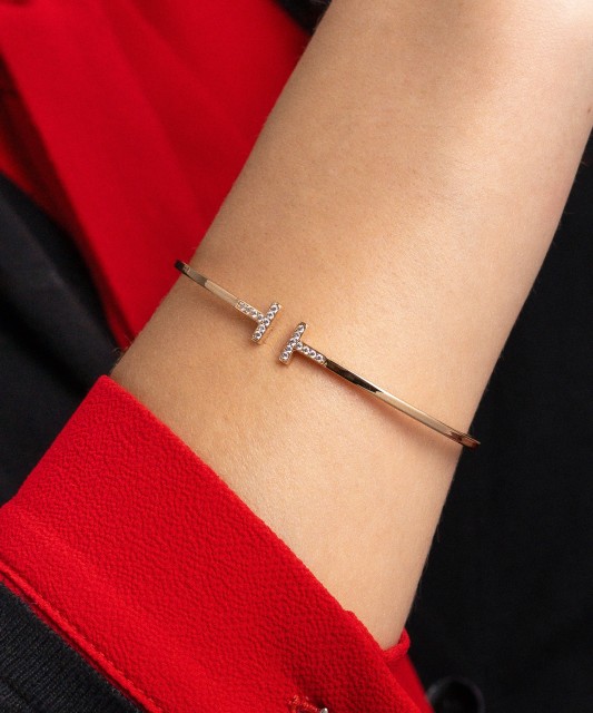 Жёсткий золотой браслет с цирконами