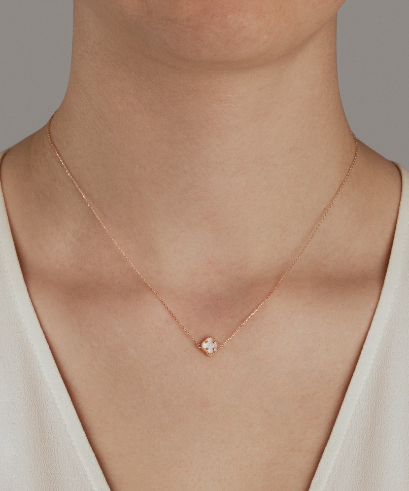 Золотая цепочка с эмалевым кулоном