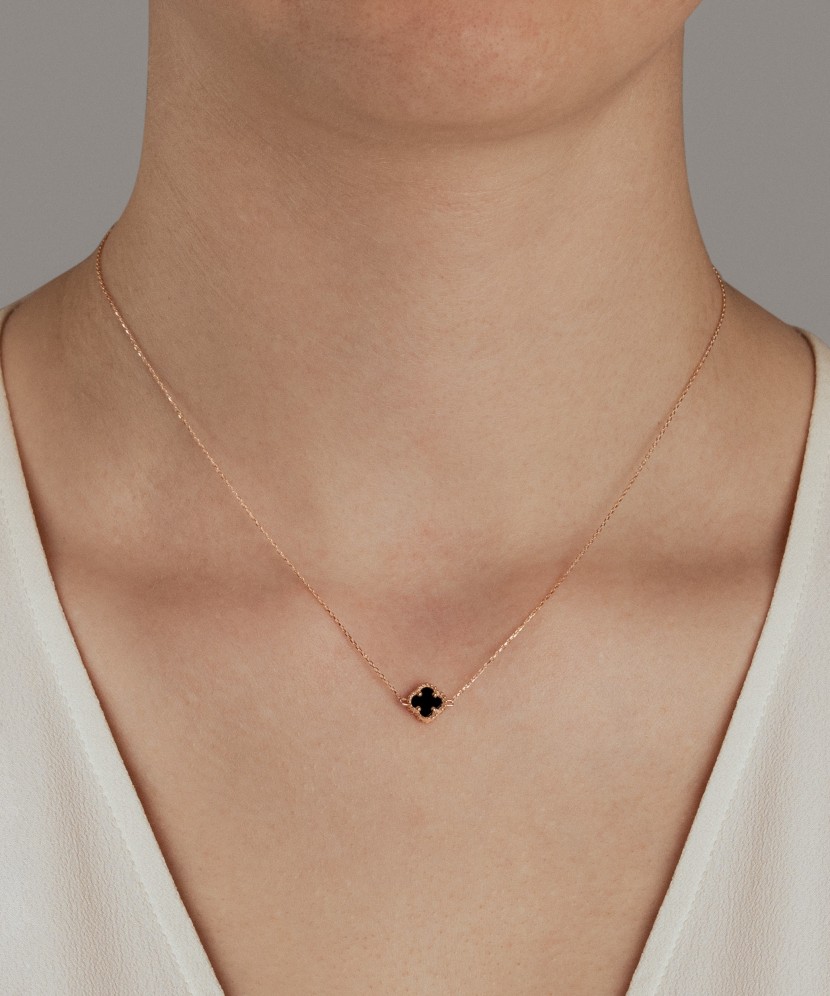 Kuldkett oonüksist ripatsiga