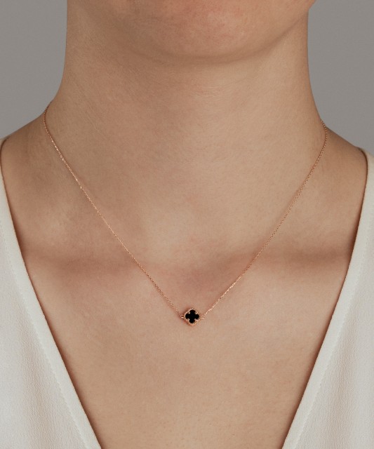 Золотая цепочка с подвеской из оникса