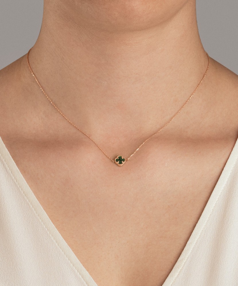 Золотая цепочка с кулоном из малахита