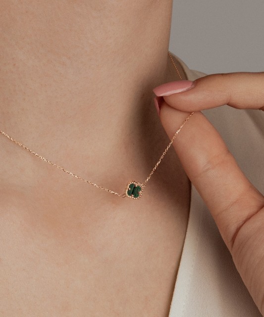 Золотая цепочка с кулоном из малахита