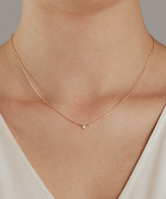 Kuldkett tsirkooni ripatsi ja ristiga