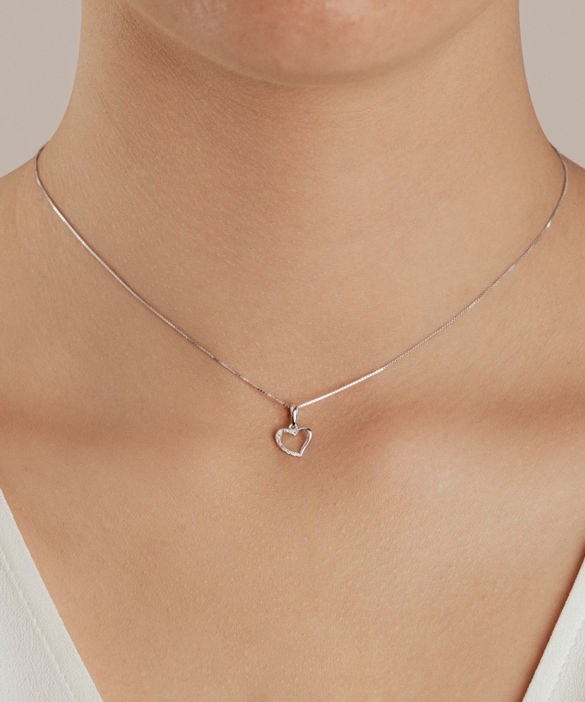 Valgest kullast ripats teemantidega "Süda"