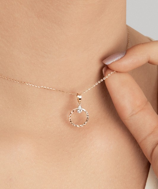 Kuldripats tsirkooniga