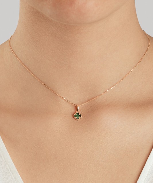 Золотая подвеска с малахитом