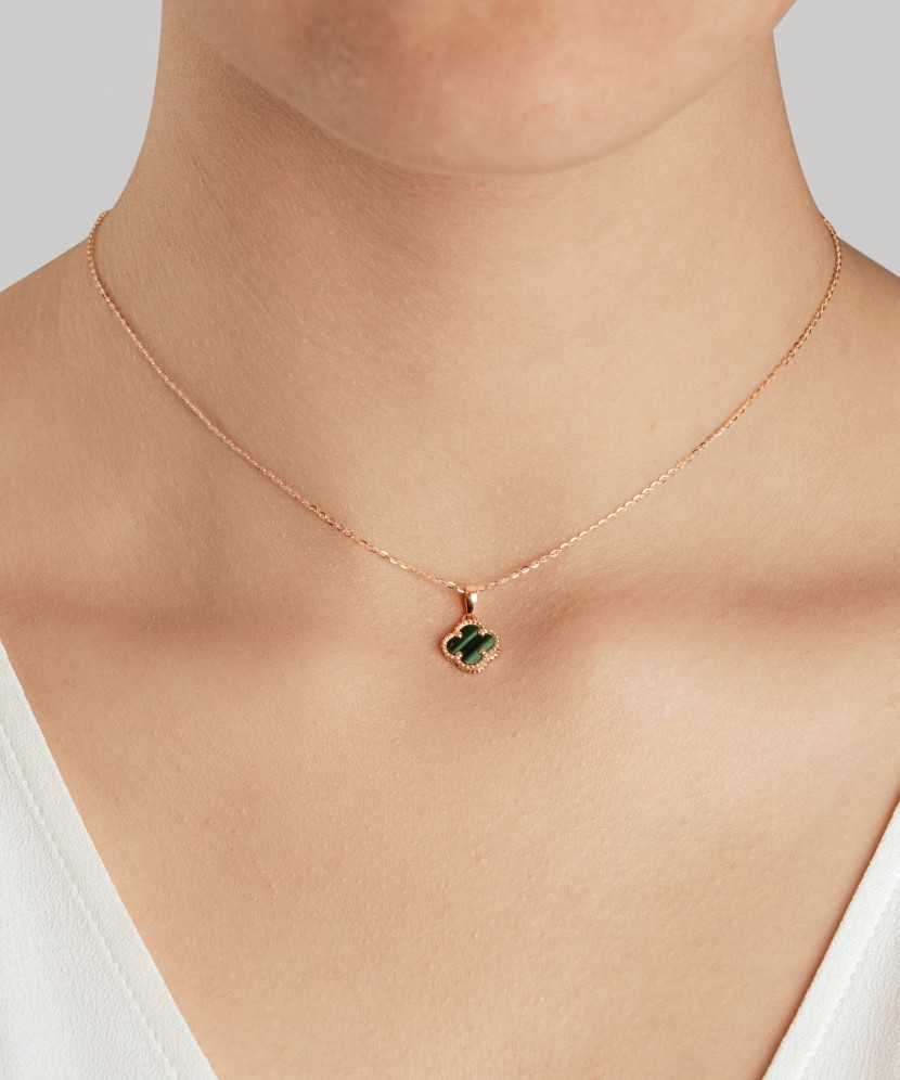 Золотая подвеска с малахитом