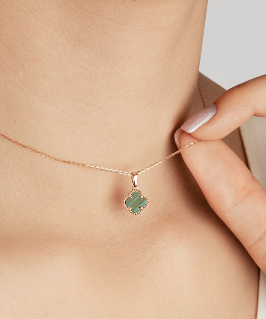 Золотая подвеска с малахитом