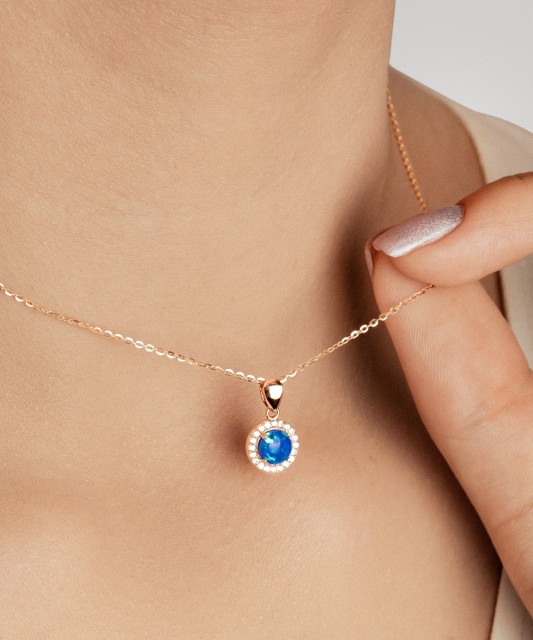 Kuldne ripats opaali ja tsirkoonidega