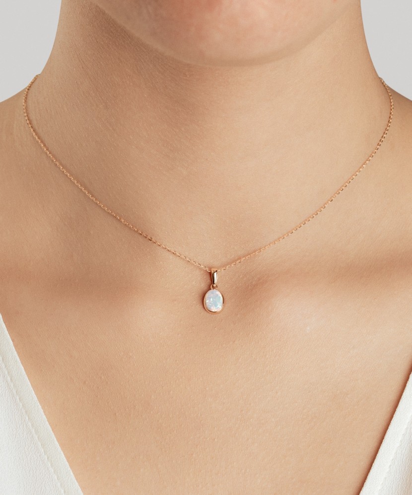 Kuldne ripats opaaliga