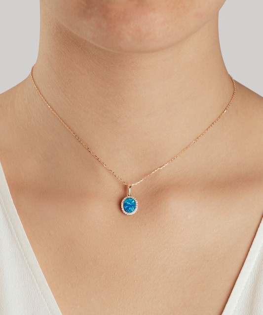 Kuldne ripats opaali ja tsirkoonidega