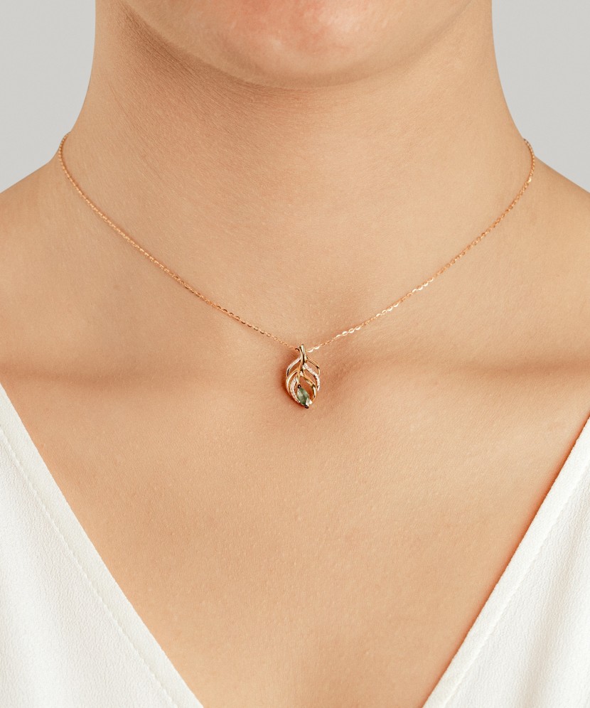 Kollase kulla ripats teemantide ja smaragdiga