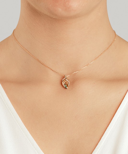 Kollase kulla ripats teemantide ja smaragdiga