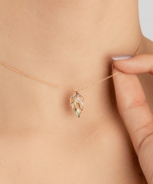 Kollase kulla ripats teemantide ja smaragdiga