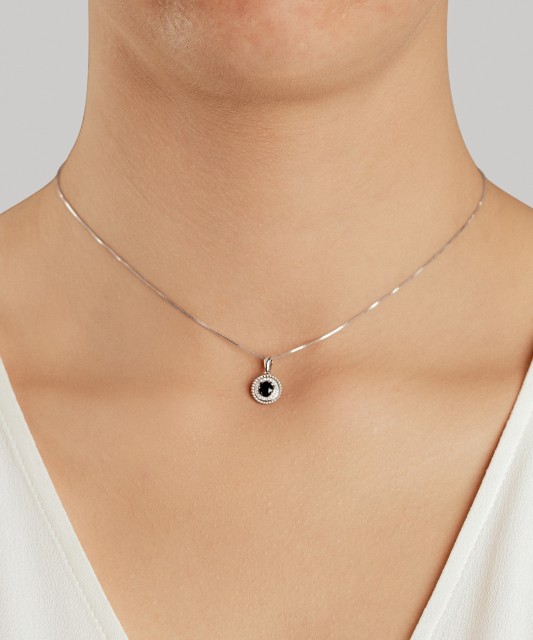 Valgest kullast ripats teemantide ja safiiridega