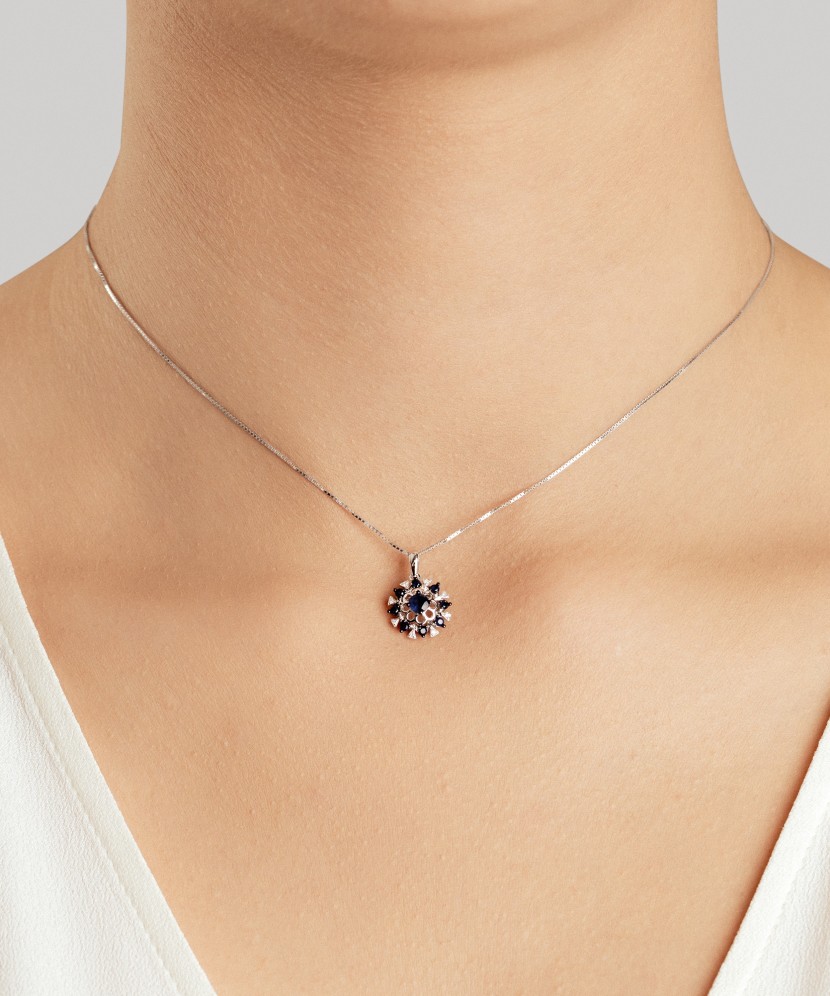 Valgest kullast ripats teemantide ja safiiridega