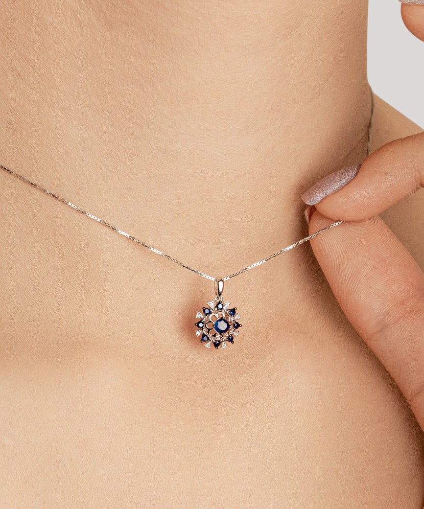 Valgest kullast ripats teemantide ja safiiridega