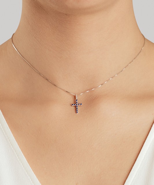 Valgest kullast ripats safiiridega