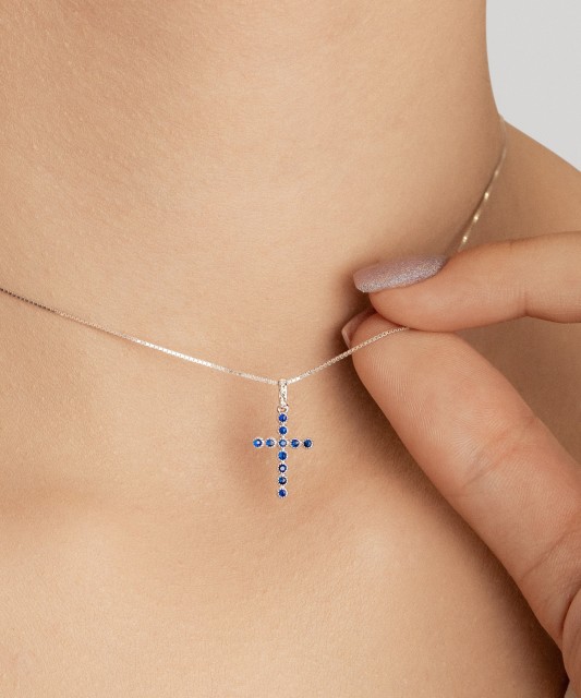 Valgest kullast ripats safiiridega