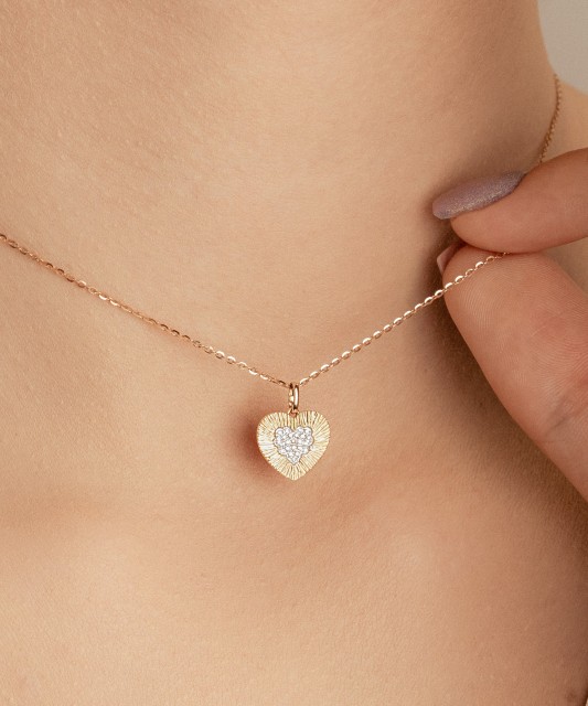 Подвеска из желтого золота с бриллиантами и сапфир