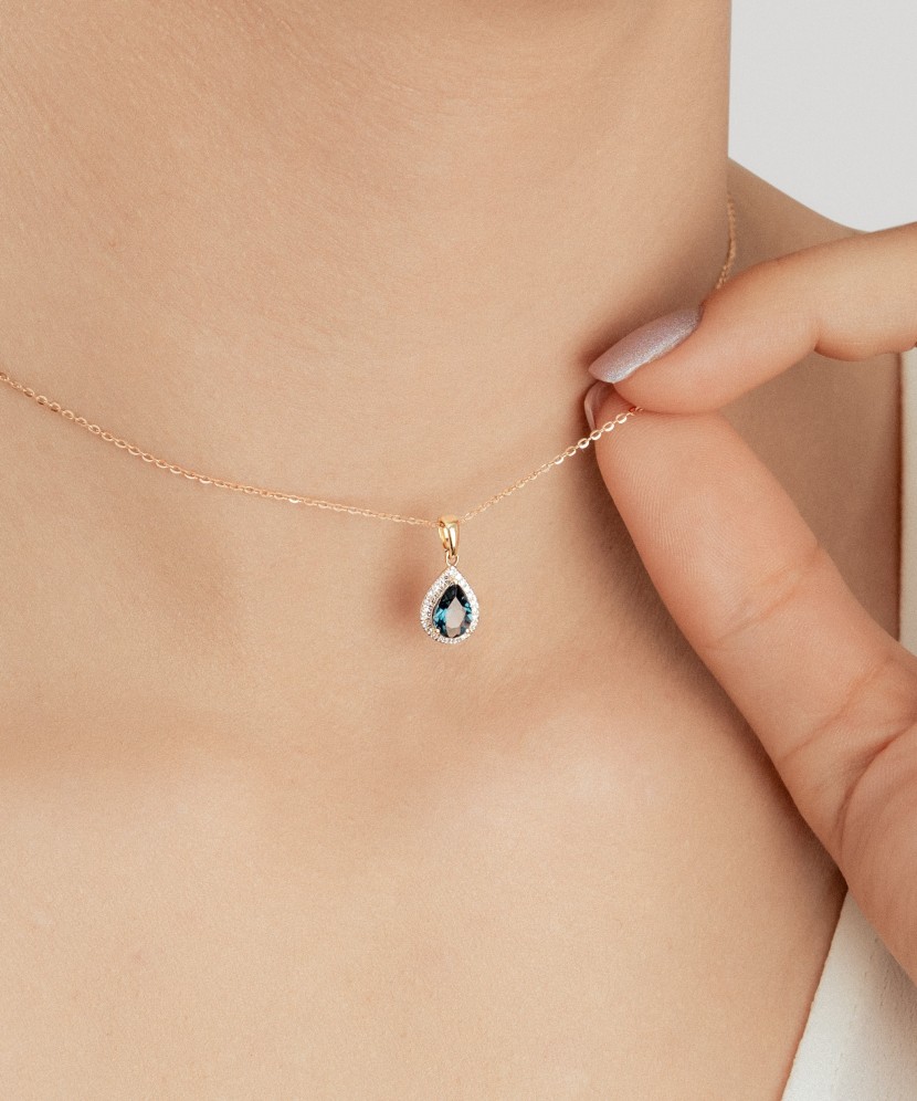 Кулон из желтого золота с бриллиантами и топазами