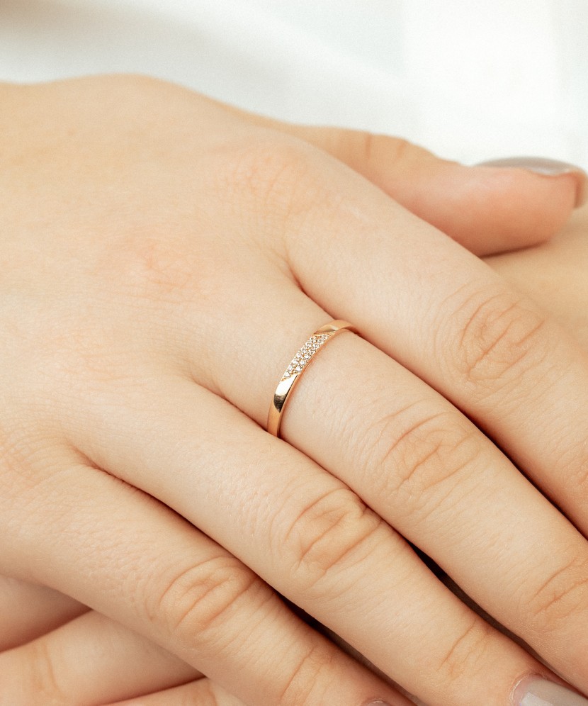 Kuldsõrmus tsirkoonidega