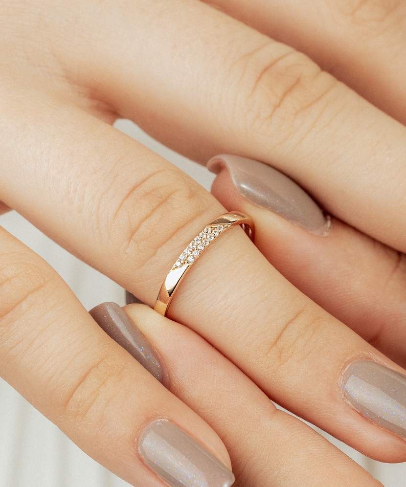 Kuldsõrmus tsirkoonidega