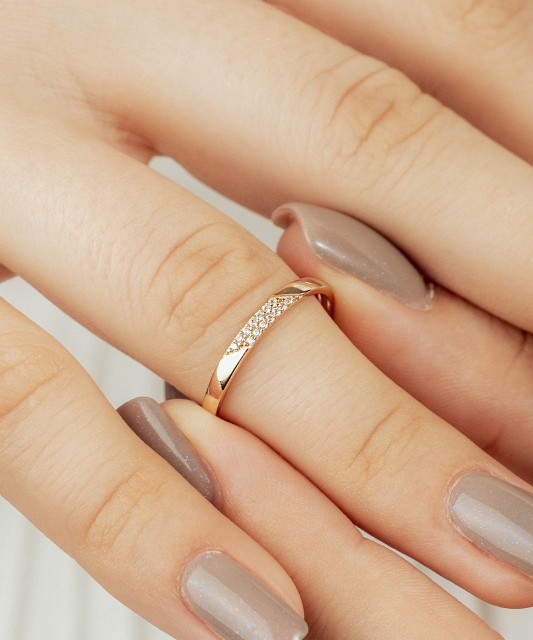 Kuldsõrmus tsirkoonidega