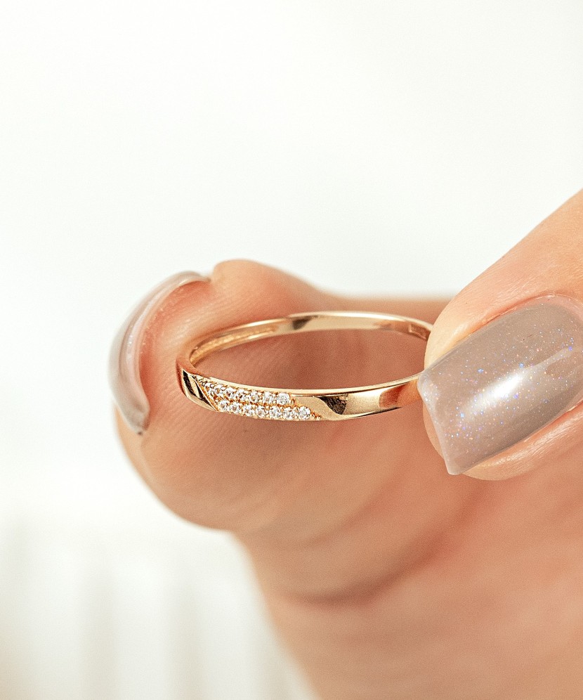 Kuldsõrmus tsirkoonidega