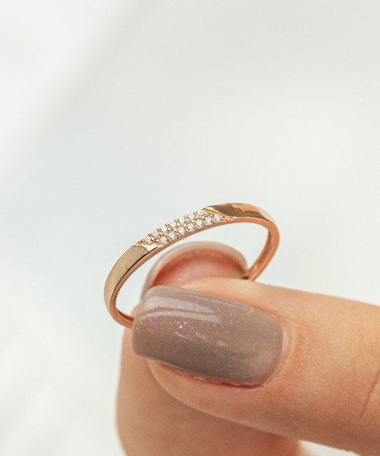 Kuldsõrmus tsirkoonidega